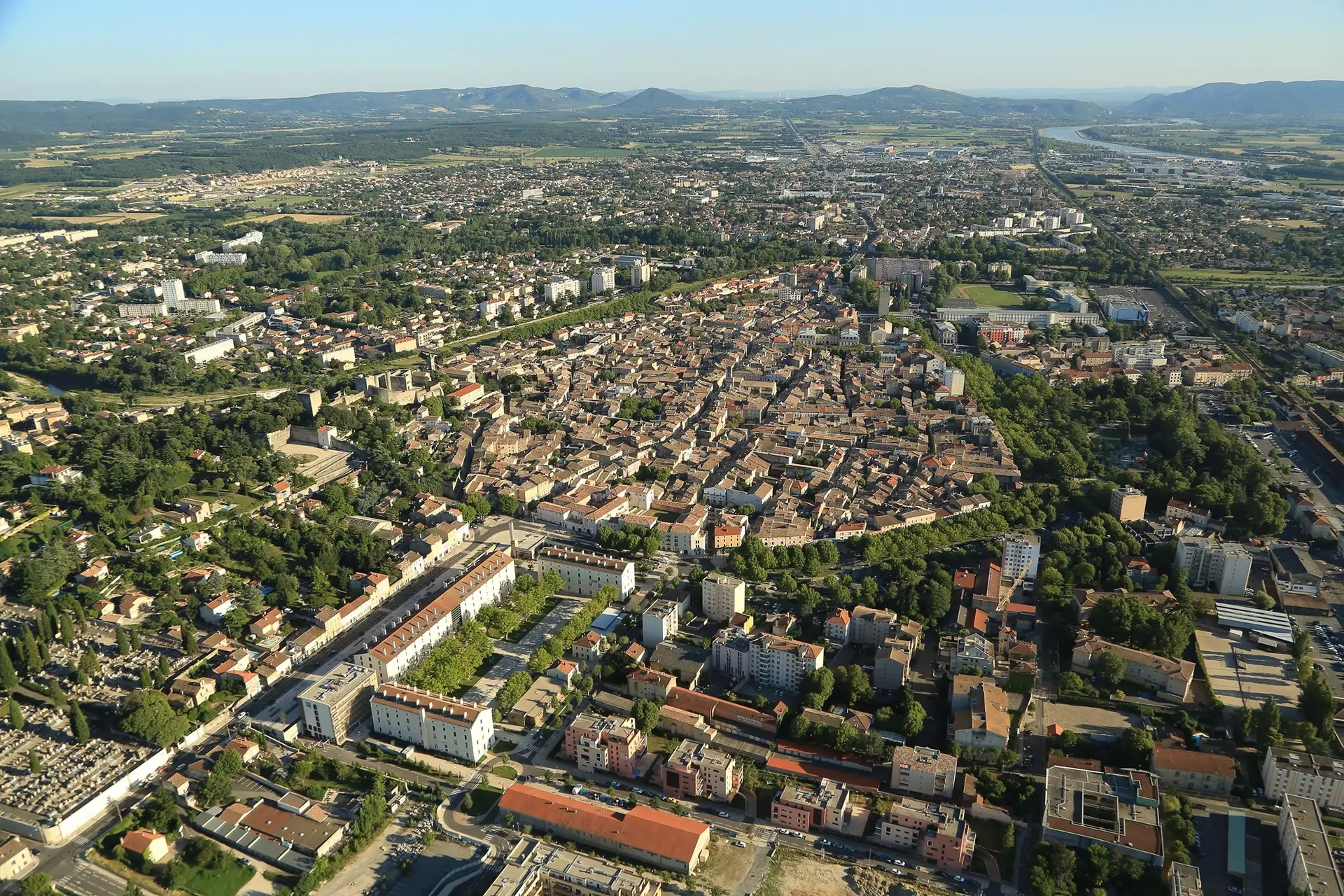 Vue aérienne du centre-ville de Montélimar - zones d’intervention du cabinet de recrutement Recrute & Forme